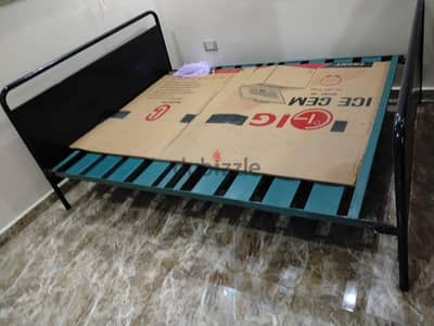 سرير للبيع ب ٣٠٠٠سرير