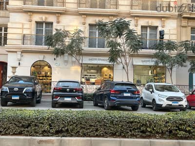 من المالك محل تجاري بعائد شهري داخل هايد بارك التجمع الخامس