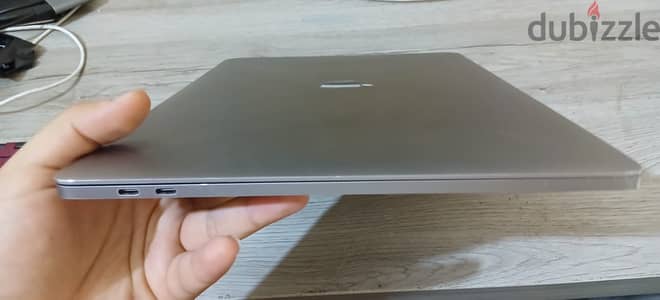 Macbook pro 2018  I7, RAM 16, radeon 4gb , screen & keyboard broken