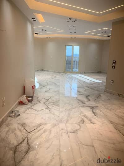 Office for rent in Heliopolis, main street, 250 meters area, prime location close to all services, transportation, banks, and the metro, consisting of several rooms and open spaces suitable for all international companies, modern building with hotel-style entrance, 24-hour security, 5 minutes from Nasr City and Sheraton, and 15 minutes from Al-Tajamoua.