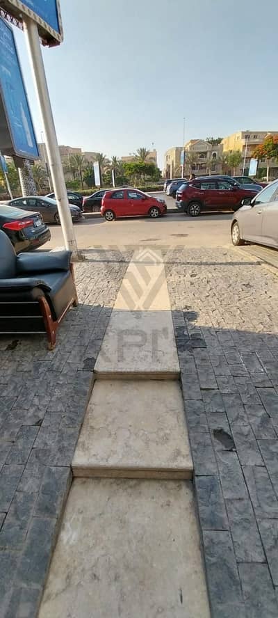 Car showroom for rent directly on North 90th Street; fully finished, open-plan space of 300 sqm, offered at the lowest price per square meter.