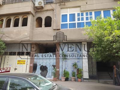محل تجاري مميز للإيجار في الزمالك شارع أبو الفدا بواجهه علي النيل مباشره بجانب ماكدونالدز و كرسبي كريم