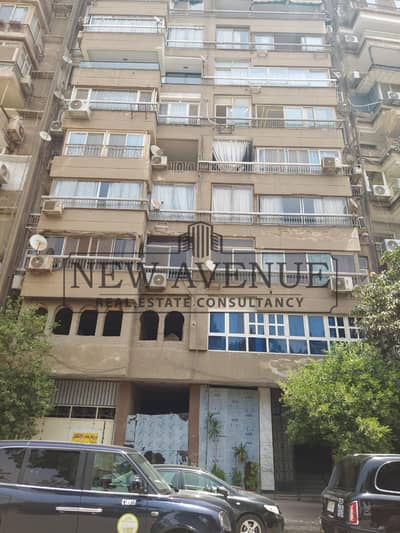 محل تجاري مميز للبيع في الزمالك شارع أبو الفدا بواجهه علي النيل مباشره بجانب ماكدونالدز و كرسبي كريم