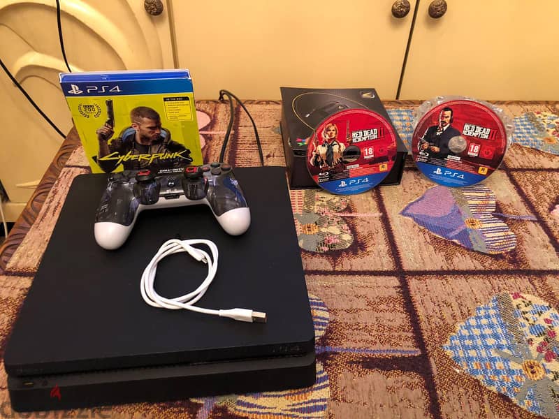 PlayStation 4 slim - 1