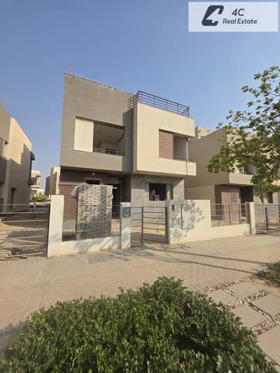 Under market priceStandalone type M for sale 255 m bahry Ready to move very prim location view landscape in Palm Hills New Cairo