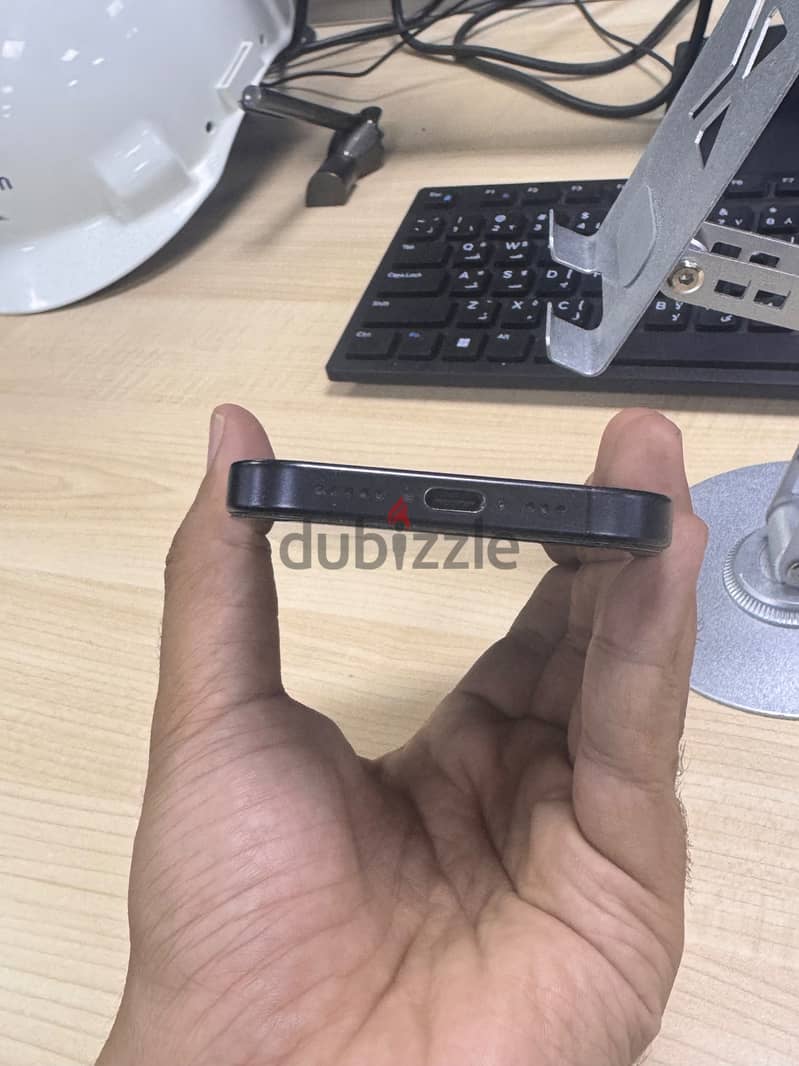 Apple - iPhone 15 Pro 84% battery 4
