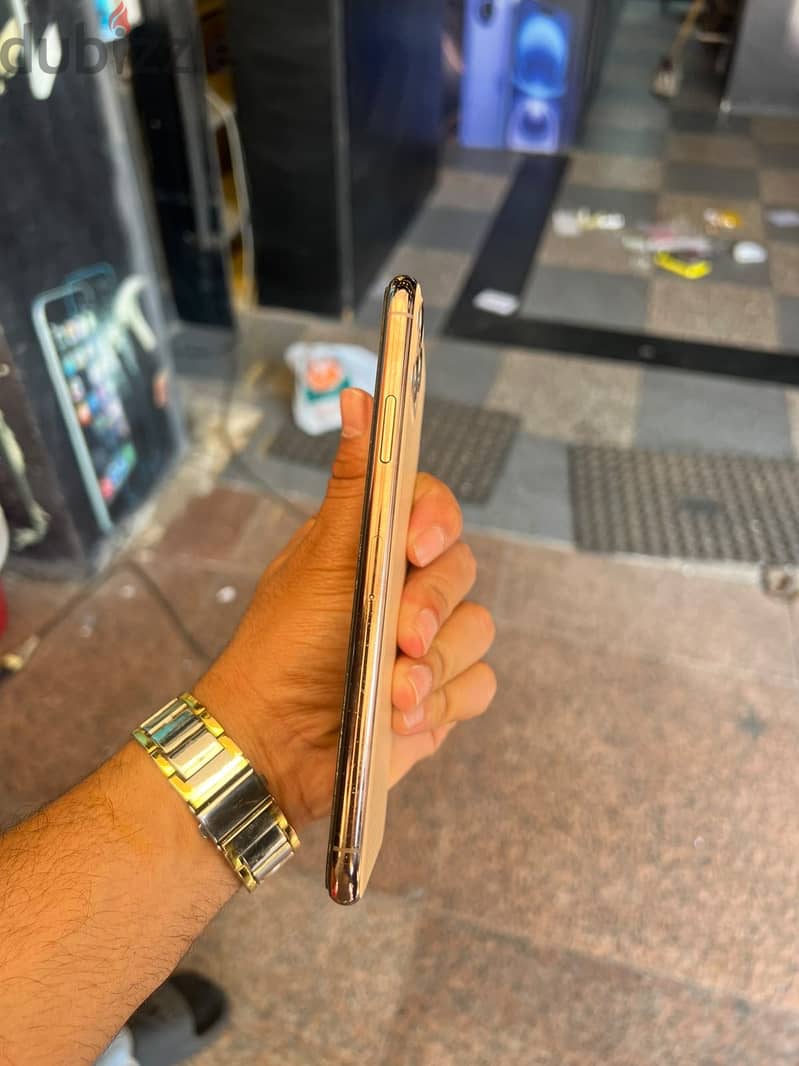 Apple - iPhone 11 Pro Max 1