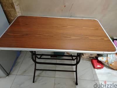 ترابيزه بحالتها 70×120 خشب ميلامين بني شاسية حديد وبرواز ألومنيوم