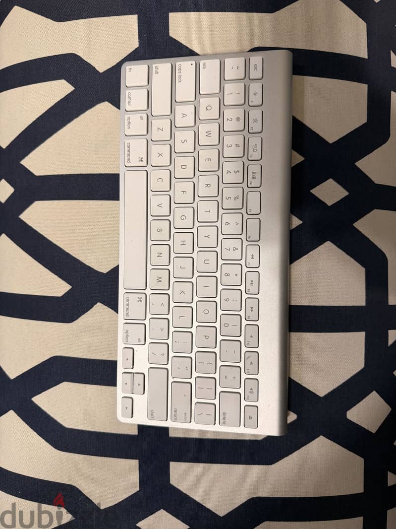 Apple wireless keyboard like new 2