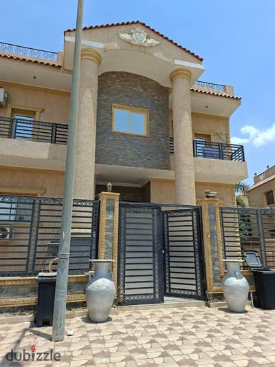 بيزمنت فاخر باكبر مساحة حديقة خاصة تشطيب فاخر للبيع في الحي الثامن – المجاورة الثالثة  District 8 - Sheikh Zayed الشيخ زايد  استلام فوري - موقع مميز