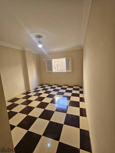 Apartment for rent in Al-Mustathmir Al-Saghir, second floor, rear side, 2 rooms and 2 bathrooms, kitchen, reception