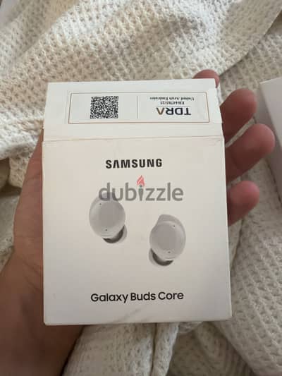 Samsung earbuds بحالة ممتارة ممتازة