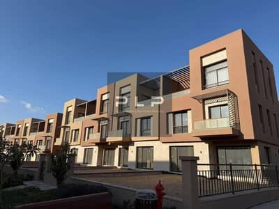 تاون هاوس ريسيل  للبيع استلام فوري  فى كمبوند ديستريك 5 (district 5) فى طريق القطاميه عند محور محمد نجيب