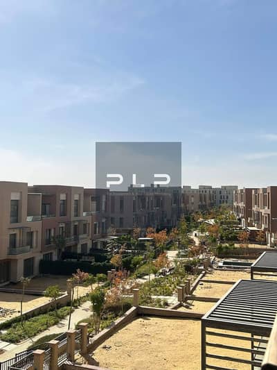 Townhouse resale for sale, immediate delivery in District 5 compound on Katameya Road near Mohamed Naguib Axis