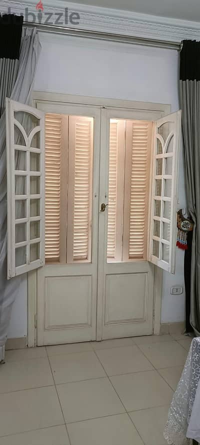 فرصة لأصحاب الشقق الجديدة – شبابيك وأبواب خشب للبيع