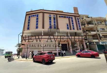 محل تجاري للايجار  في منطقة عالية الكثافة في المقطم متشطب بالكامل