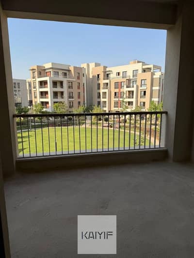 شقة مفروشة بالكامل للإيجار في كمبوند ديستريكت 5 التجمع الخامس District 5 New Cairo بحديقة خاصة وإطلالة مباشرة على المول في موقع مميز جاهزة للسكن