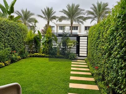 تاون هاوس ريسيل متشطب بالفرش كمبوند هايد بارك التجمع الخامس Hyde Park New Cairo على التسعين الجنوبي وبجانب مفيدا