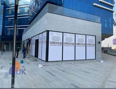 محل تجارى للبيع استلام فورى متأجر لمعرض سيارات غبور أوتو  أرضى واجهه بعائد شهرى 212.800 فى القطاع الأول قريب من  المستشفى الجوى وشارع التسعين فى قلب ا
