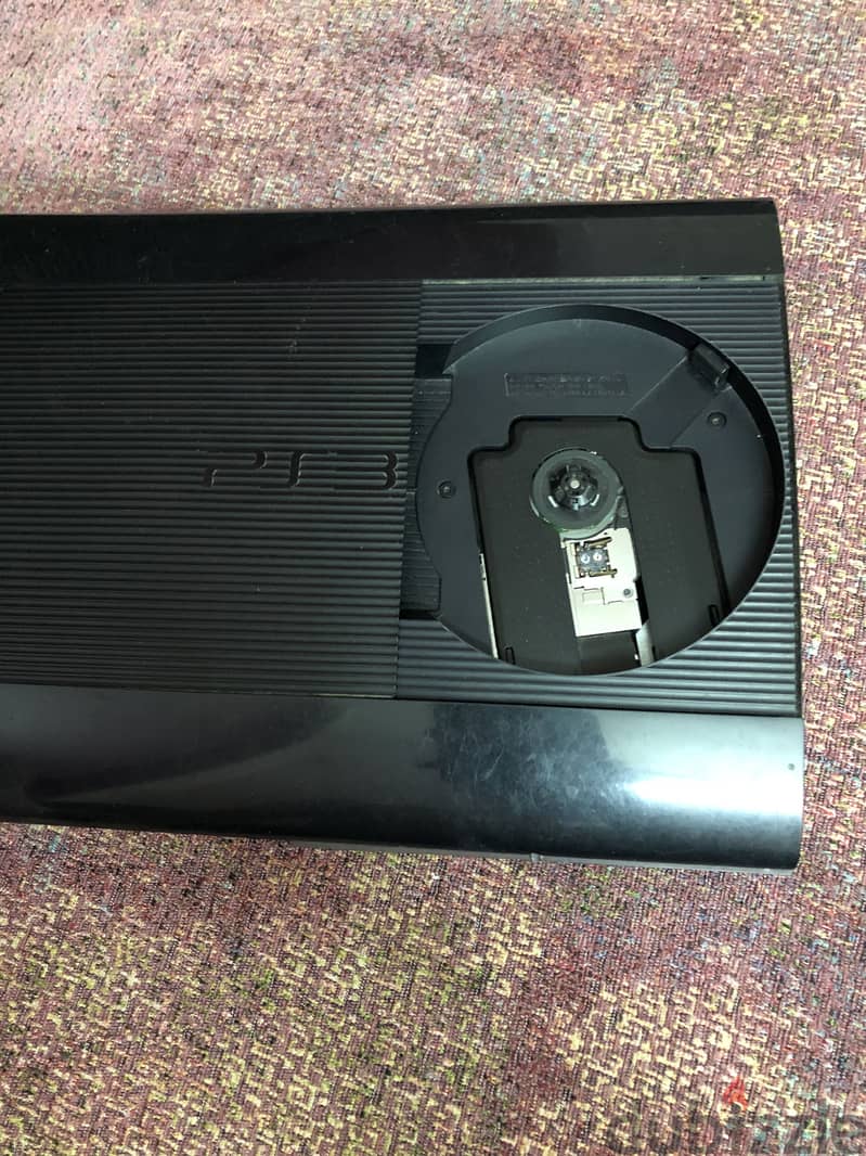 PlayStation 3 super slim 1