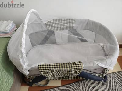 سرير أطفال متنقل (Bassinet) مريح وعملي للبيع