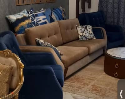 كنبة و ٢ كرسي خشب زان يوجد بها ديفوهات في القماش