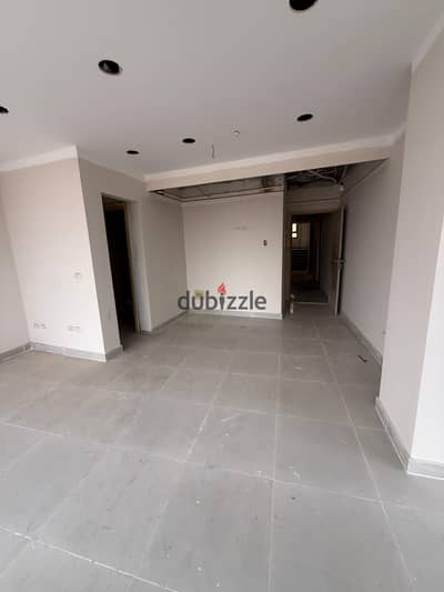 Available apartment with a parallel key on Abbas Main