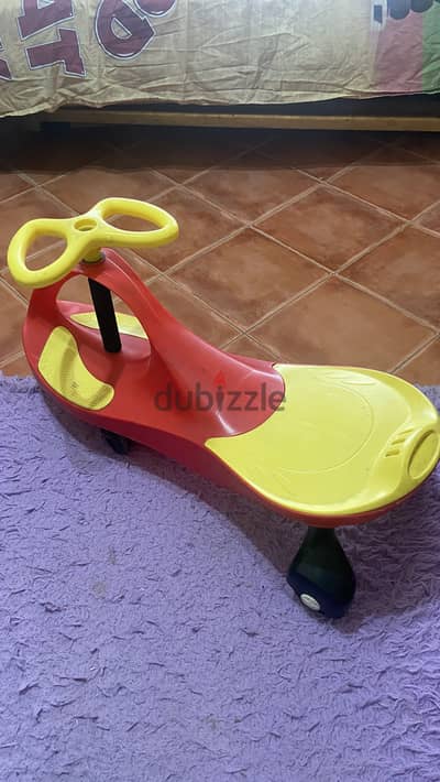 سياره لعب اطفال بحاله ممتازه