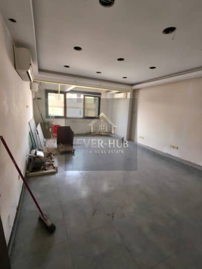 Office for rent in Sheikh Zayed Mall Downtown, next to a specialized hospital. Finished with air conditioning, 55 square meters.