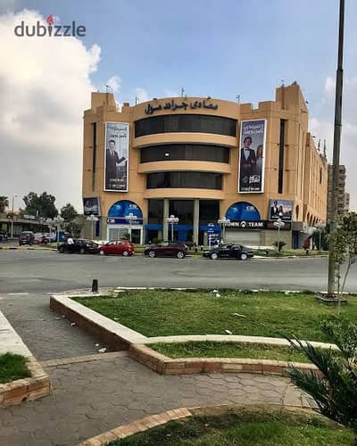 محل تجاري للايجار بالمعادي   جراند مول   85 م  لوكس  أمام السلم الكهربائي مباشر    دور ارضي فاتح فيها كل البرندات