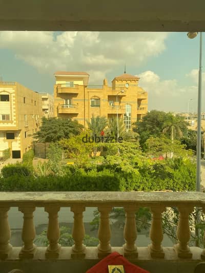 الشقة 185 متر في مدينة العبور الحي الرابع على خط 10 مباشرة بجوار ميدان مصطفى النحاس.  تشطيب سوبر لوكس، 3 غرف +