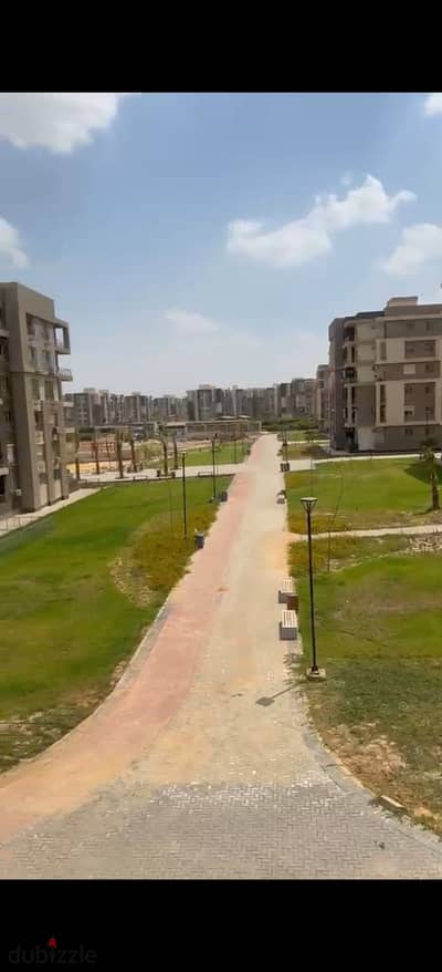 شقة للايجار كمباوند جنه زايد 4 الشيخ زايد  مساحه 130 م  دور متكرر 3 غرف 2 حمام  اول سكن .  كمباوند أمن وحراسه 24 ساعه  دقيقه واحده من طريق مصر اسكندريه الصحراوي  3 دقائق من هايبر 1