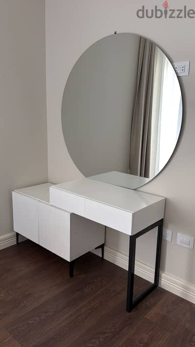 Modern Vanity Table with Mirror – Excellent Condition