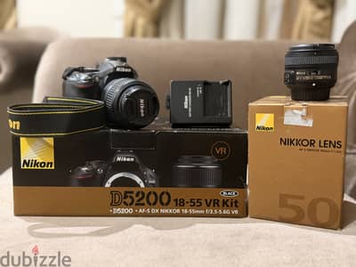 Nikon D5200 بحالة ممتازة مع عدسة اضافية