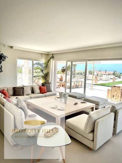 Distinctive Villa in the Finest Location of the Coast, Overlooking the Sea at a 30% Discount