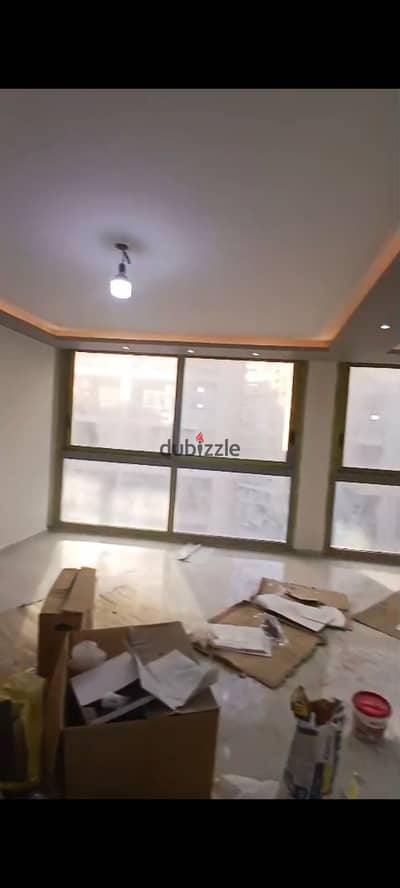 للايجار اول سكن الترا سوبر لوكس 1 قطاميه مساحه 200 متر ثلاث غرف وثلاثه حمام يوجد بها المطبخ راكب
