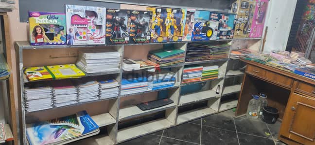 تصفية تجهيزات مكتبة ومحل تجاري متكاملة (رفوف وسلات عرض)