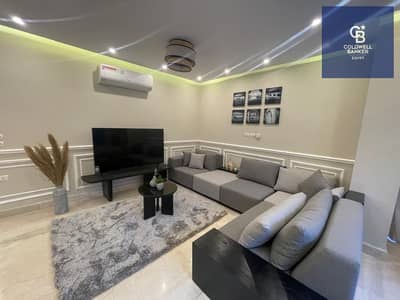 Take possession of a two-bedroom apartment at Hyde Park Central—featuring a limited-time cash discount—in a prime location in the heart of the Sixth D