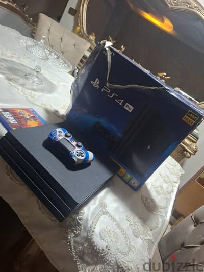 بلايستيشن ٤ برو بحاله ممتازه  معاه دراع و اسطوانه  Red dead redemption