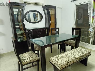 غرفة طعام طرابيزة 140*80 سم و 6 كراسي ونيش 3 قطع ومراية