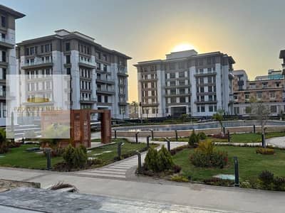 شقة استلام فورى متشطبة جاهزة على الفرش فى التجمع الخامس امام الجامعة الامريكية