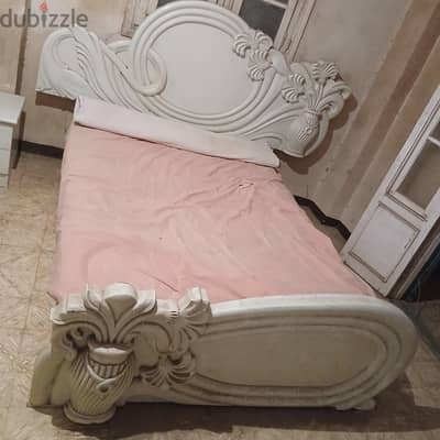 غرفة نوم "رويال وايت" – تصميم كلاسيكي فاخر باللون الأبيض.