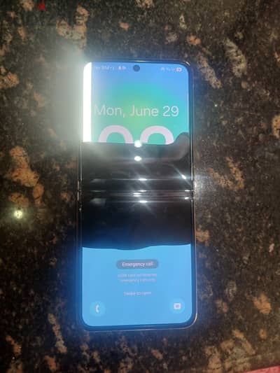 Samsung Z Flip 5 شاشة مكسوره وعليه ضريبه