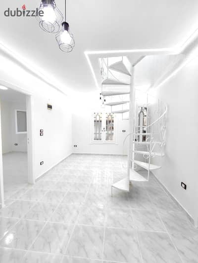 Apartment with a roof next to the main street in Al-Ajami, Palm Beach, a few steps from the sea and in the heart of the commercial markets.