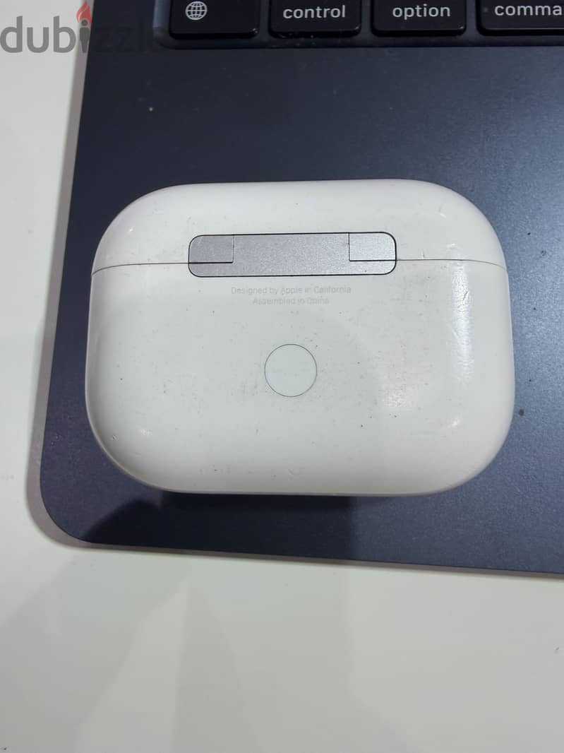 Apple AirPods pro2 (lightning and magsafe) 4