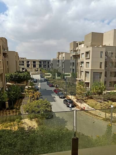 شقة للايجار متشطبة بالفرش بكمبوند فيلدج جيت قطامية بالم هيلز التجمع الخامس بجوار الجامعة الامريكية وبالقرب من مول بوينت 90
