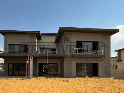 فيلا ببزمينت جاهزة للاستلام فى Scarlet  سوان ليك ريزيدنس  فيو على لاند سكيب Swan Lake Residences حسن علام