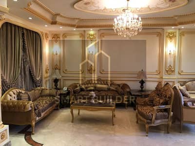 Villa for sale in Royal City Compound, Sheikh Zayed, October. Finishing at ultra super lux level. Sale includes furniture, appliances, and air conditioning. Excellent corner location.