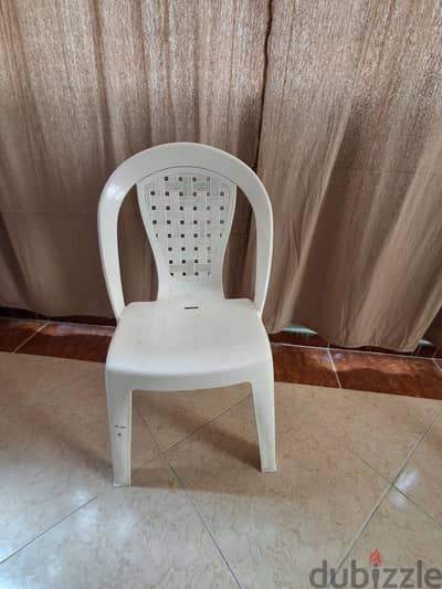 ٣ كراسي بلاستيك لون ابيض