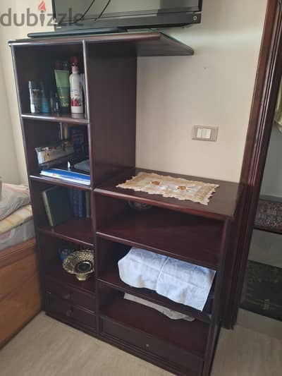 مكتبة ووحدة تلفزيون خشب بحالة ممتازة ومتعددة الاستخدامات
